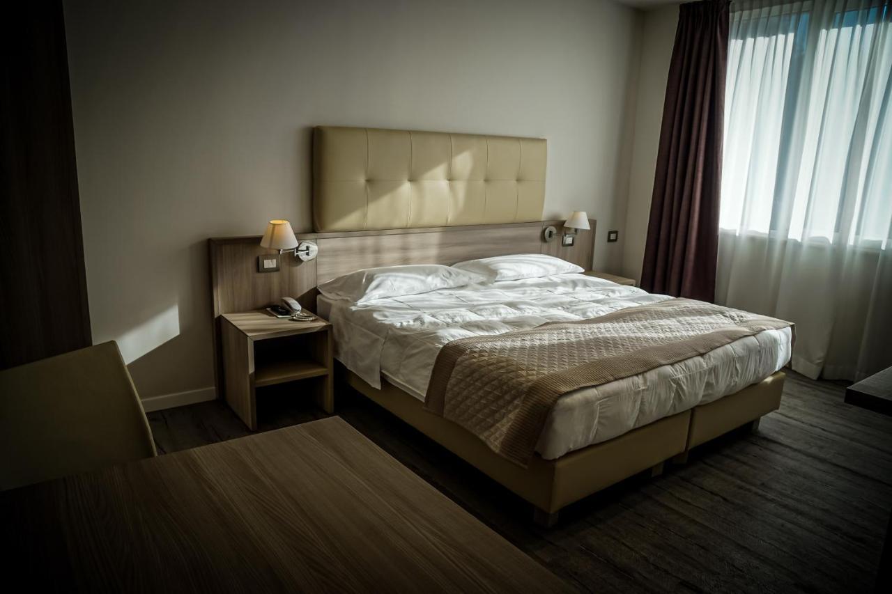 Quality Hotel Delfino Venezia Mestre Esterno foto