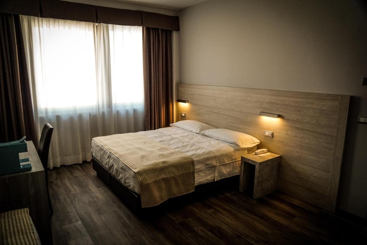 Quality Hotel Delfino Venezia Mestre Esterno foto