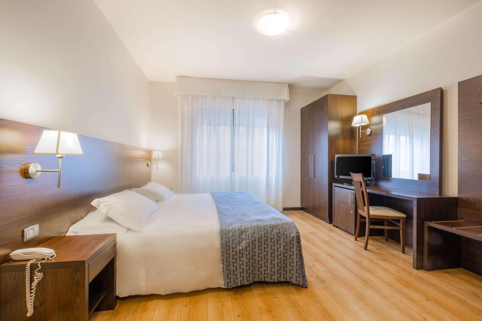 Quality Hotel Delfino Venezia Mestre Esterno foto