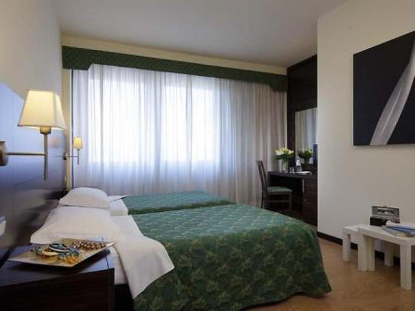 Quality Hotel Delfino Venezia Mestre Esterno foto
