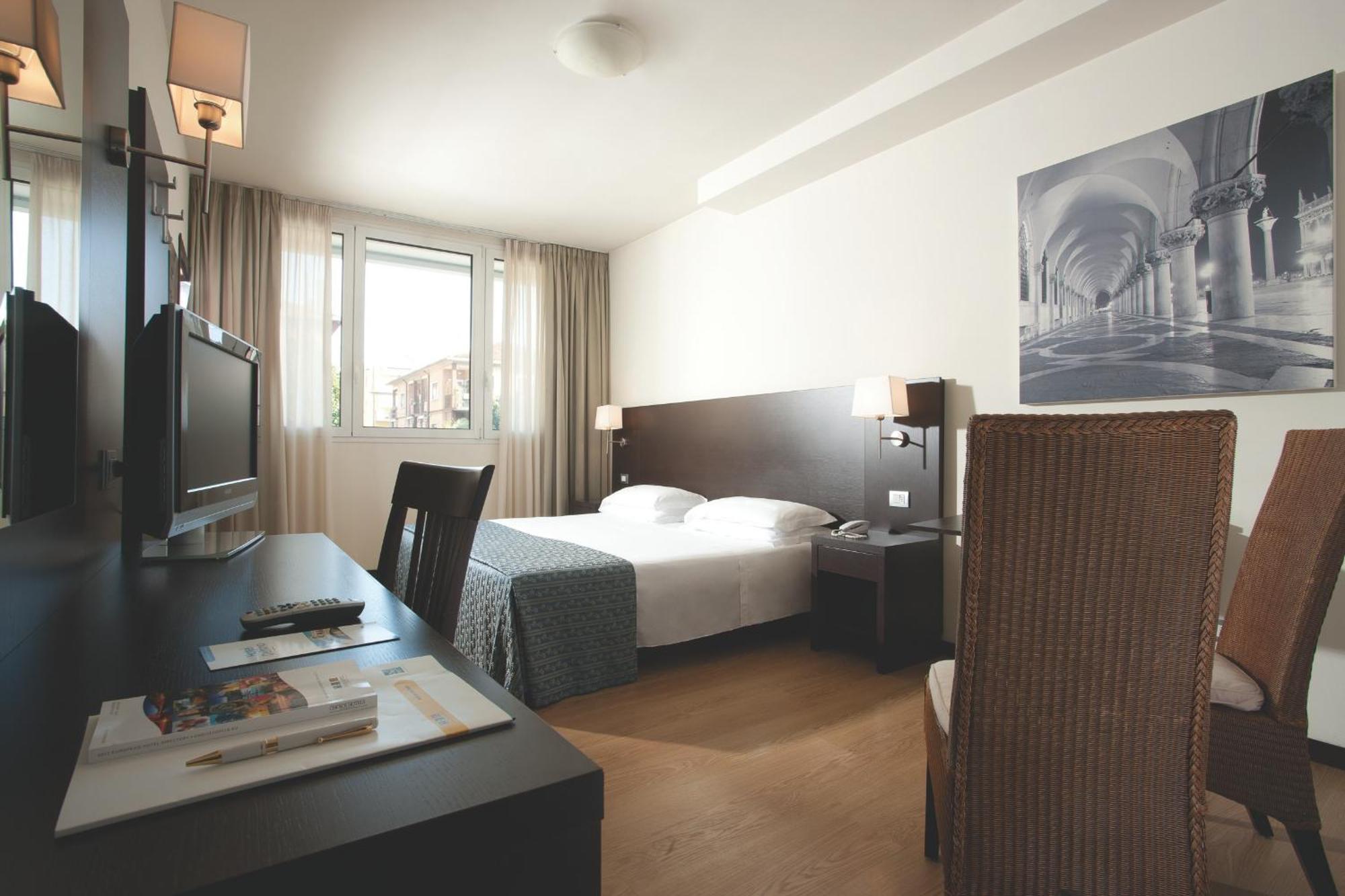 Quality Hotel Delfino Venezia Mestre Esterno foto