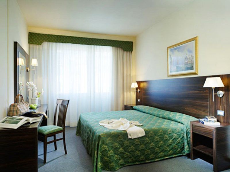 Quality Hotel Delfino Venezia Mestre Camera foto