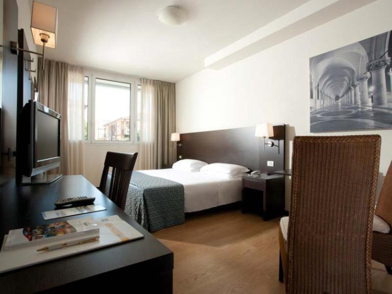 Quality Hotel Delfino Venezia Mestre Esterno foto