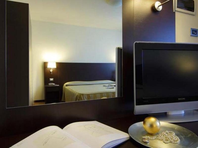Quality Hotel Delfino Venezia Mestre Esterno foto